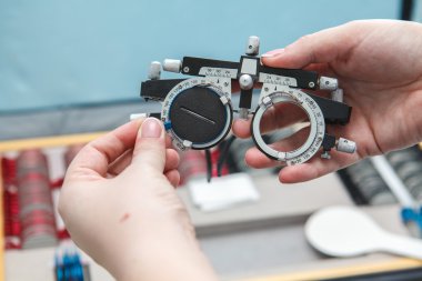 Bir kadın doktor elinde kontrol noktaları. Yakın çekim