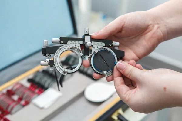 Pontos para verificar na mão de uma médica. Close-up — Fotografia de Stock