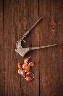 sarımsak ve sarımsak ahşap arka plan üzerinde mAsHER