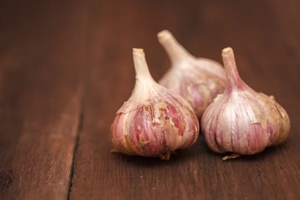 Cabeza de ajo madura sobre fondo de madera — Foto de Stock