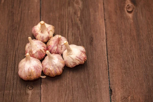 Cabeza de ajo madura sobre fondo de madera — Foto de Stock