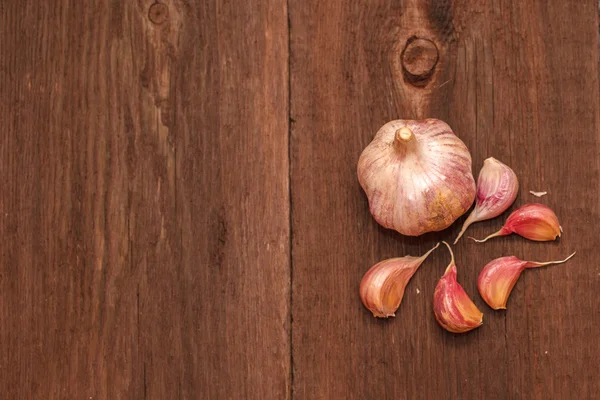 Cabeza de ajo madura sobre fondo de madera — Foto de Stock