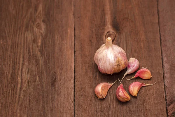 Cabeza de ajo madura sobre fondo de madera — Foto de Stock