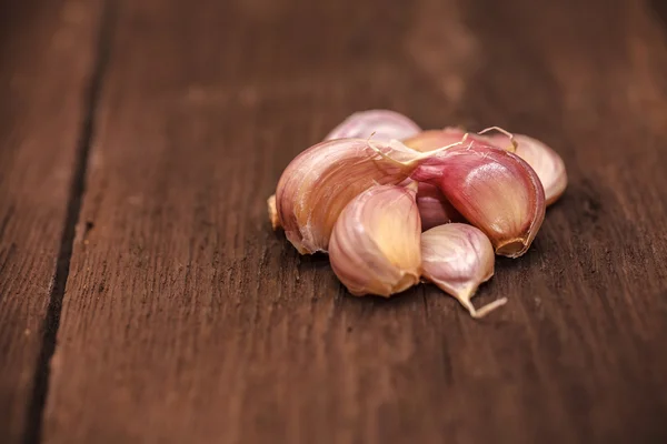 Spicchi d'aglio su uno sfondo di legno — Foto Stock