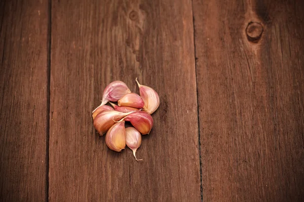 Garlic cloves on a wooden background — Stock Photo, Image