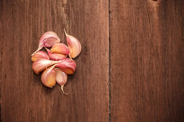 Garlic cloves on a wooden background — Stock Photo, Image