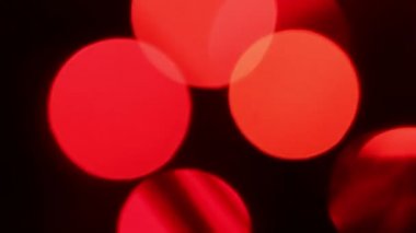 Çelenk kırmızı yanıp sönen ışıklar. bulanık bokeh