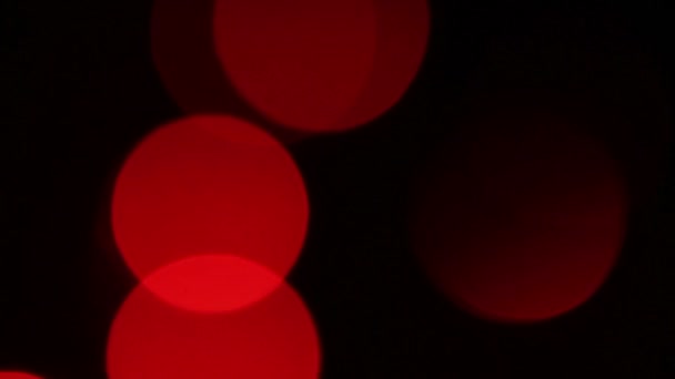 Rood knipperend licht slingers. wazig bokeh — Stockvideo