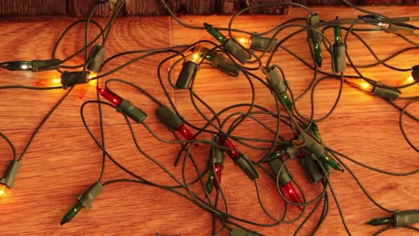 Flashing garland on the wooden floor. — Stock Video