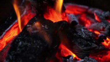 Yanan kömürlerin. yakın çekim
