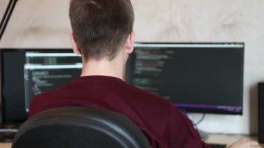 Bir klavye kodu yazarak adam programcı