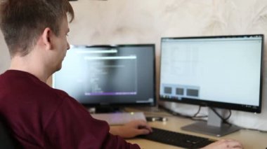 Bir klavye kodu yazarak adam programcı