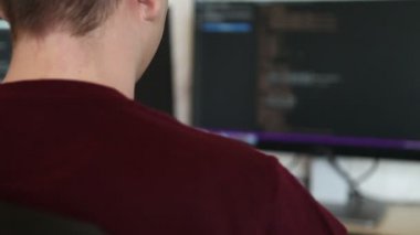 Bir klavye kodu yazarak adam programcı