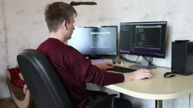 Bir klavye kodu yazarak adam programcı