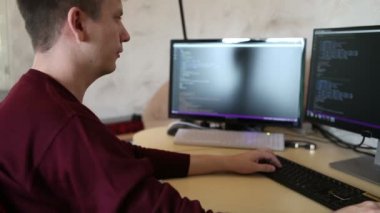 Bir klavye kodu yazarak adam programcı