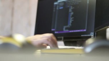 Adam programcı klavye kullanarak kod yazar. Eller yakın çekim
