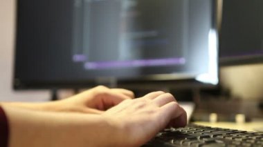 Adam programcı klavye kullanarak kod yazar. Eller yakın çekim