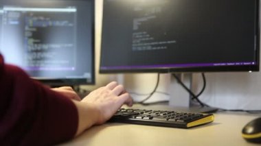 Adam programcı klavye kullanarak kod yazar. Eller yakın çekim