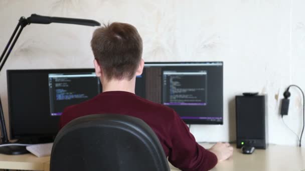 Hombre programador escribiendo en un código de teclado — Vídeo de stock