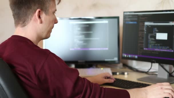 Man programmerare att skriva på ett tangentbord kod — Stockvideo