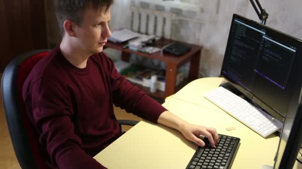 Homem programador digitando em um código de teclado — Vídeo de Stock