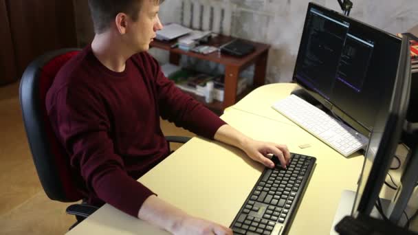 Homem programador digitando em um código de teclado — Vídeo de Stock