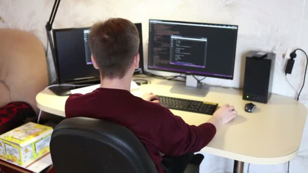 Man programmerare att skriva på ett tangentbord kod — Stockvideo