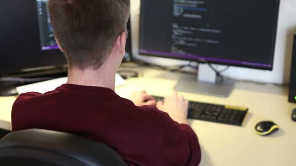 Hombre programador escribiendo en un código de teclado — Vídeo de stock