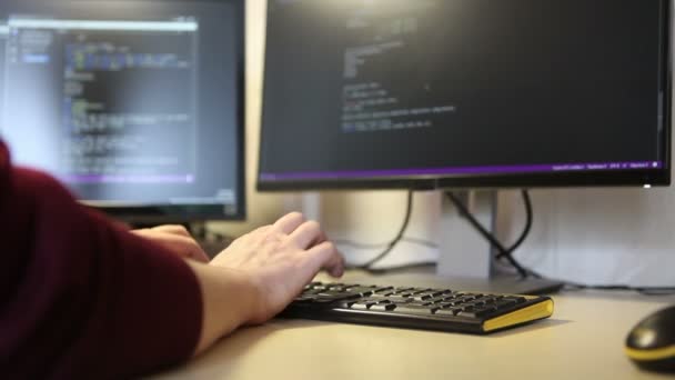 Προγραμματιστής άνθρωπος γράφει κώδικα χρησιμοποιώντας το πληκτρολόγιο. Χέρια γκρο πλαν — Αρχείο Βίντεο