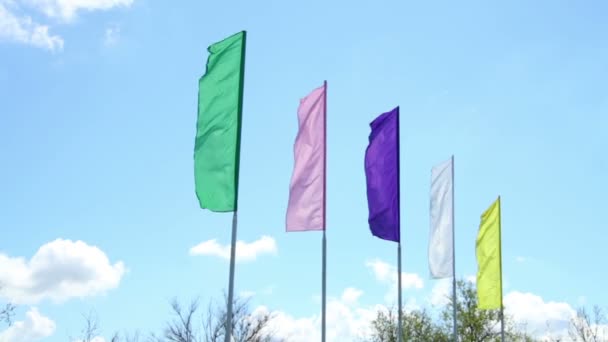 Banderas coloridas ondeando en el viento — Vídeo de stock