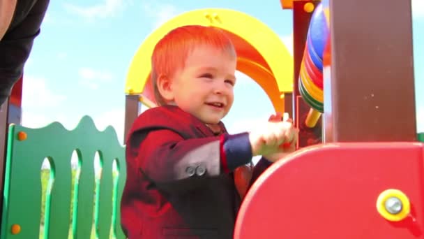 Kleine jongen spelen met een Abacus. Kinderpark — Stockvideo