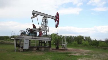 yağ pompası petrol pompalıyor. Bulutlu gökyüzü.