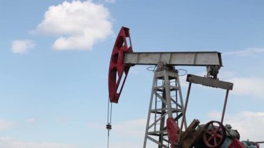 yağ pompası petrol pompalıyor. Bulutlu gökyüzü.