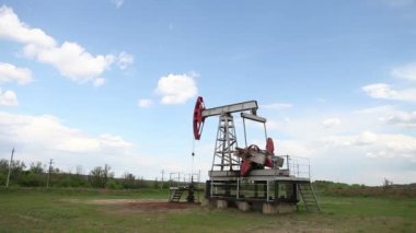 yağ pompası petrol pompalıyor. Bulutlu gökyüzü.