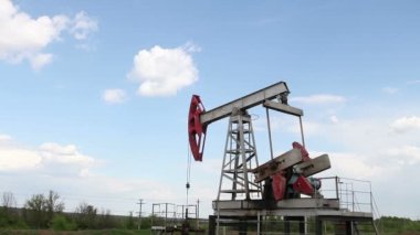 yağ pompası petrol pompalıyor. Bulutlu gökyüzü.