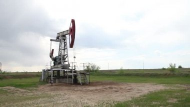 yağ pompası petrol pompalıyor. Bulutlu gökyüzü.