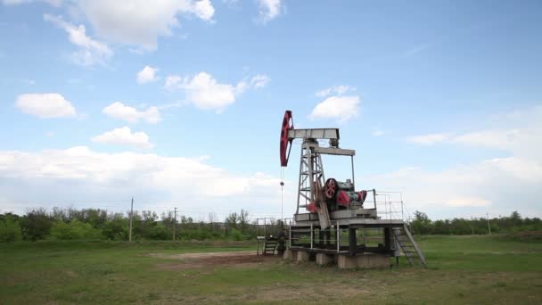 Olejové čerpadlo je čerpání ropy. Zamračená obloha. — Stock video