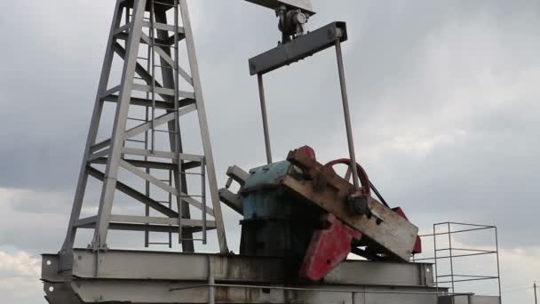 Een deel van de werkende oliepomp. Close-up — Stockvideo