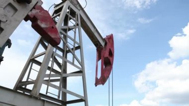 yağ pompası petrol pompalıyor. Bulutlu gökyüzü.