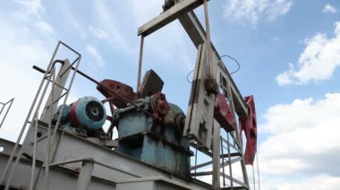 yağ pompası petrol pompalıyor. Bulutlu gökyüzü.