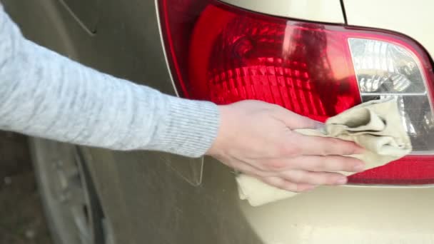 Man rubs headlight machine cloth. Hand close-up — Stock Video