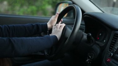 kadın otomobilin direksiyon sinyal basar. Eller yakın çekim.