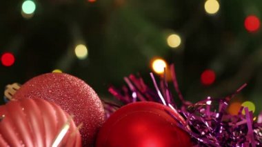 Noel topları ve köknar ağacı garland yanıp sönen ile. Arka plan