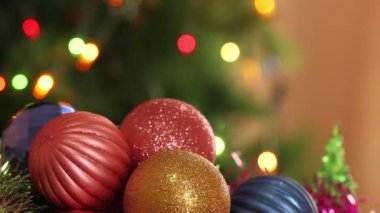 Noel topları ve köknar ağacı garland yanıp sönen ile. Arka plan