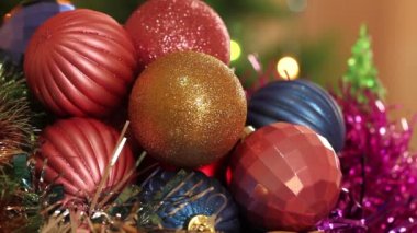 Noel topları ve köknar ağacı garland yanıp sönen ile. Arka plan