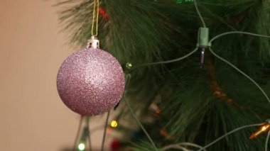 mor Top payetler Noel ağacı üzerinde.