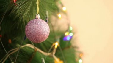 mor Top payetler Noel ağacı üzerinde.