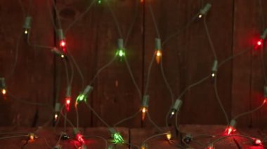 ahşap yerde yatarken garland yanıp sönen. Noel arka plan