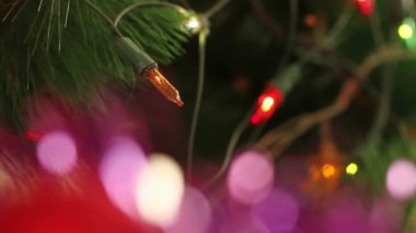 yanıp sönen garland süslenen Noel ağacı