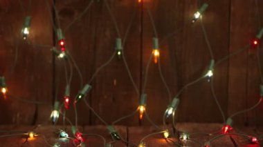 ahşap yerde yatarken garland yanıp sönen. Noel arka plan